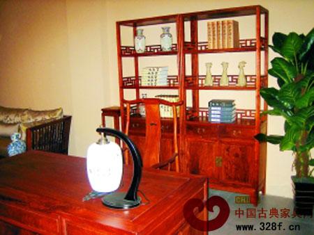 講究線條優(yōu)美的書(shū)桌和書(shū)柜