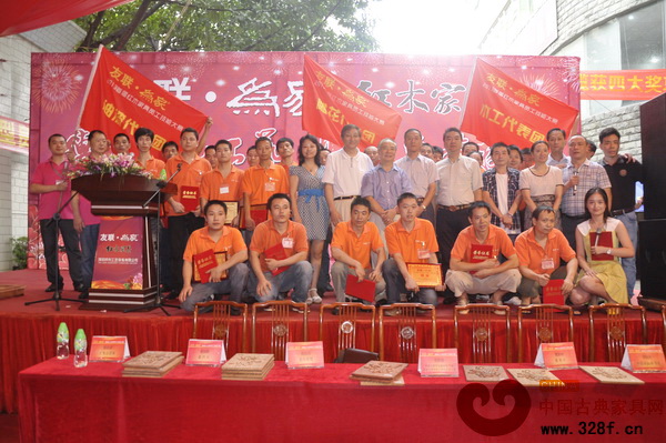 友聯(lián)·為家首屆員工技能大賽獲獎(jiǎng)?wù)吲c專家、企業(yè)領(lǐng)導(dǎo)合影留念