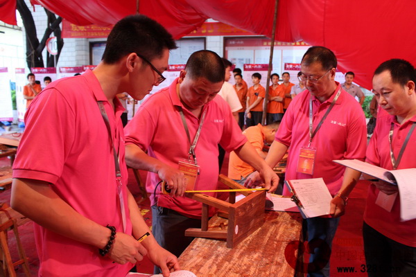 友聯(lián)·為家首屆員工技能大賽評(píng)審組現(xiàn)場嚴(yán)格評(píng)審