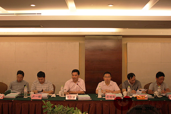 東陽市副市長李寶春匯報東陽紅木家具產(chǎn)業(yè)情況