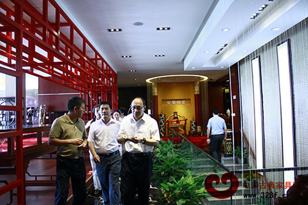 “中國紅木家具之都”評審團考察明堂紅木