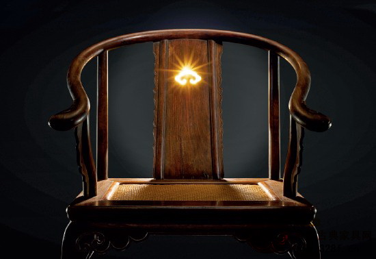 黃花梨帶托泥透雕塔剎紋圈椅