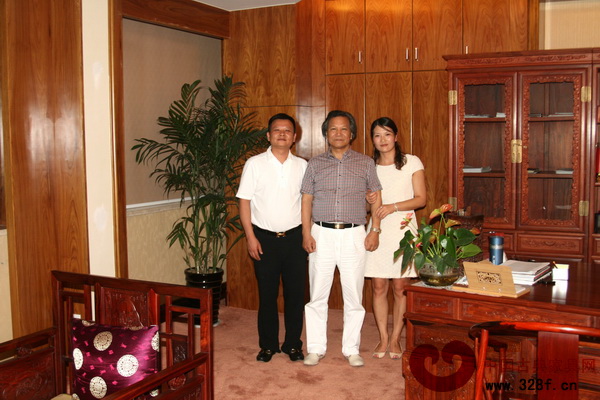 東清閣董事長吳新軍夫婦與陸光正大師(左二)合影