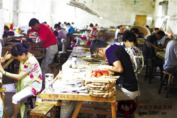 東陽一個普通雕刻廠房的內部,每個工人都專注地忙著自己的活