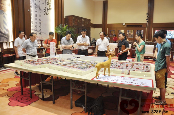 參會(huì)企業(yè)代表參觀中國(guó)紅博會(huì)360度立體式全景沙盤(pán)