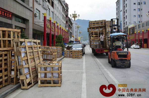 福建仙游市場(chǎng)上訂木箱的工人都忙得不可開(kāi)交