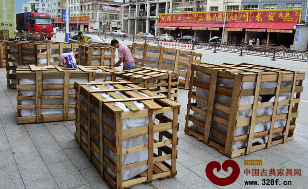 福建仙游紅木家具市場(chǎng)上工人忙得不可開(kāi)交