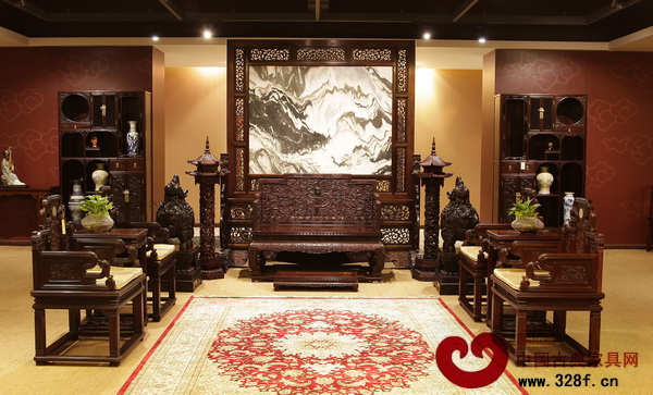 區(qū)氏臻品紫檀家具呈現(xiàn)出來(lái)的高端大氣、精妙絕倫、雅致古韻的藝術(shù)之美
