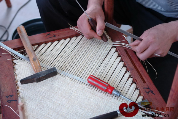 區(qū)氏臻品的工匠正在進(jìn)行藤編工藝