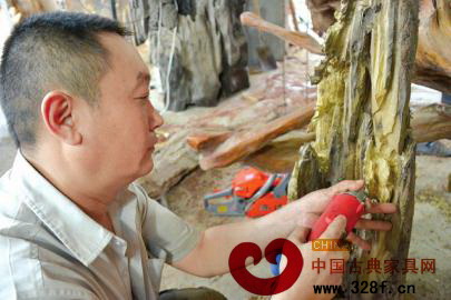 王世同正在進(jìn)行根雕創(chuàng)作