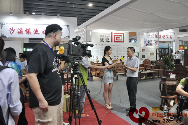 廣東電視臺(tái)記者現(xiàn)場(chǎng)采訪中山市波記家具有限公司董事長(zhǎng)伍建波