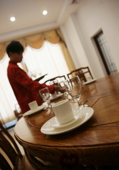 餐館擺放精美的紅木家具