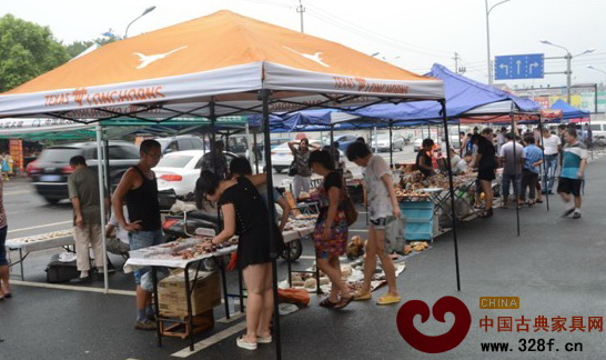 琳瑯滿目的珍玩奇石、絡繹不絕的淘寶者