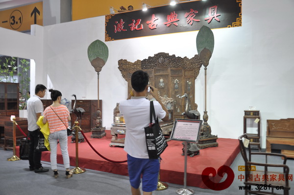 波記家具在美居展現(xiàn)場展示的精品家具吸引了眾多的參觀者