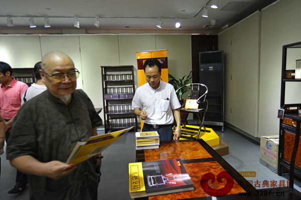 參觀者向參展的新會古典家具企業(yè)索要宣傳資料