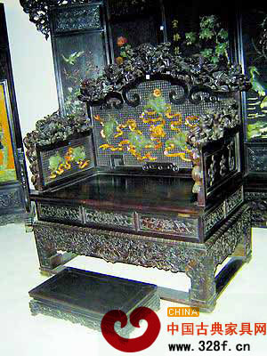 紫檀仿宮廷寶座為河北工匠手工雕刻,威風(fēng)氣派,具有一定的收藏價值。