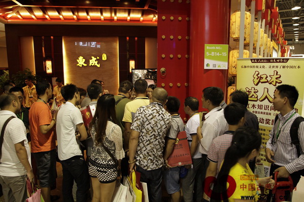 “紅木達(dá)人秀”活動在東成紅木展廳門口吸引了眾多參觀者前來參與