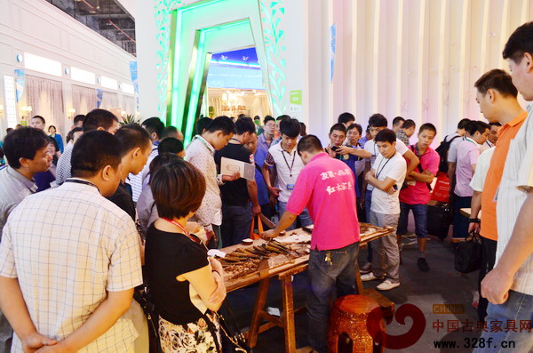 友聯(lián)·為家展館外吸引了很多人圍觀