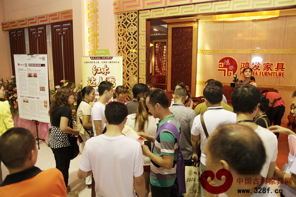 鴻發(fā)家具展廳門口的“紅木達(dá)人秀”活動人潮涌動