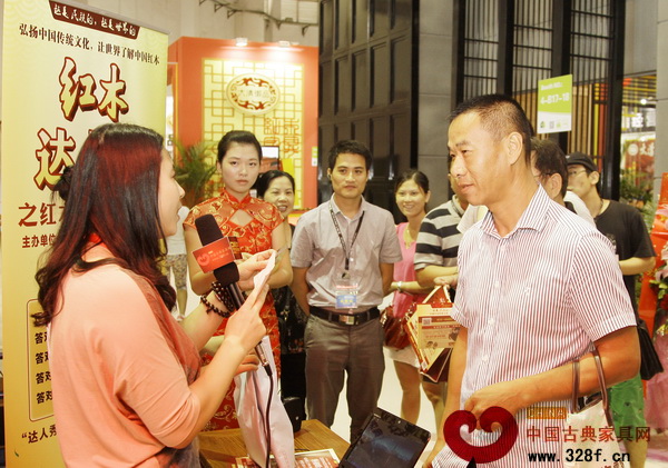 “紅木達(dá)人秀”活動參與者在認(rèn)真聽取題目