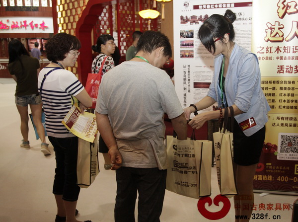 參觀者接過“百寶袋”時感到好奇忍不住打開一探究竟