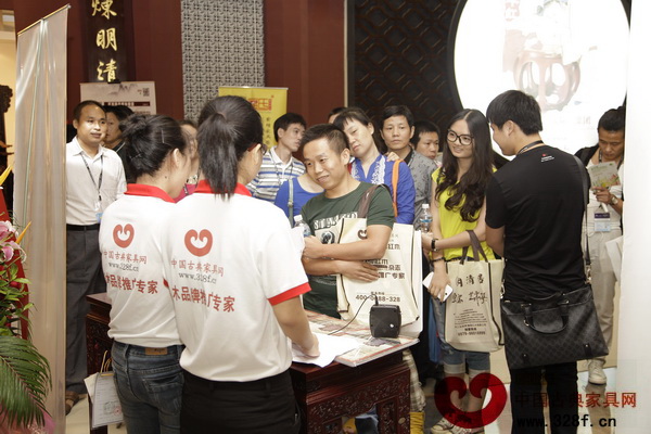 記者在“紅木達人秀”活動現(xiàn)場發(fā)現(xiàn)眾多參賽者提著“百寶袋”