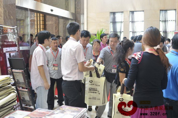 《品牌紅木》雜志前擠滿了索取雜志資料的參觀者