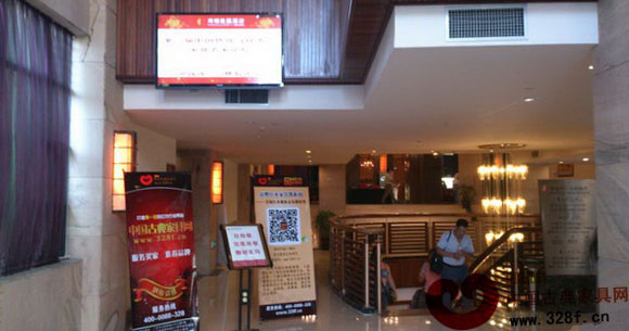 展會入口處擺放著中國古典家具網(wǎng)、《品牌紅木》雜志宣傳架