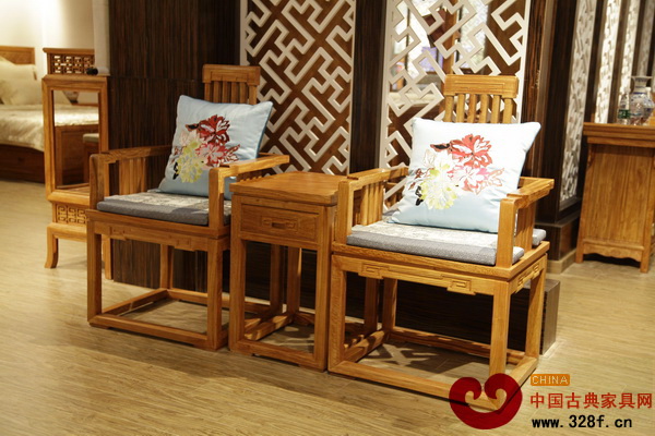 志成紅木展館內(nèi)的緬甸花梨家具