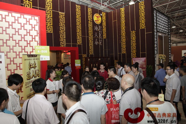 地天泰展廳門口的“紅木達(dá)人秀”活動擠滿了闖關(guān)者