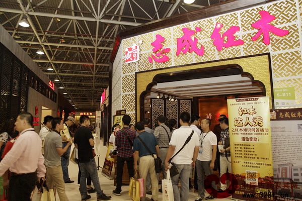 志成紅木展廳門口的“達(dá)人秀”活動人氣爆棚