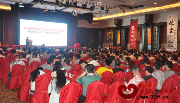 第五屆全國(guó)紅木家具經(jīng)銷商大會(huì)現(xiàn)場(chǎng)