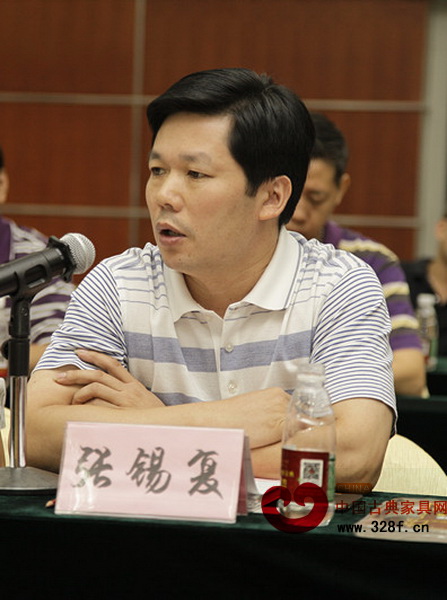 中山市東成紅木家具有限公司董事長張錫復(fù)在峰會現(xiàn)場發(fā)言