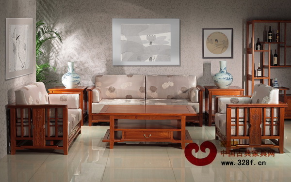東成紅木在本屆名家具展上的主打作品——緬甸花梨致和沙發(fā)