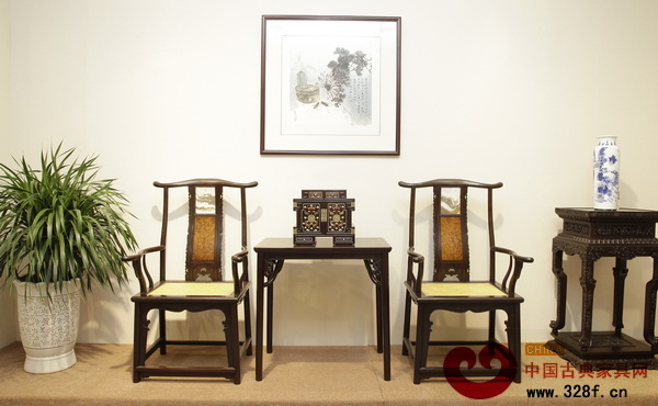 區(qū)氏臻品展廳以形簡(jiǎn)意美的明式桌椅裝點(diǎn),文人氣息撲面而來(lái)