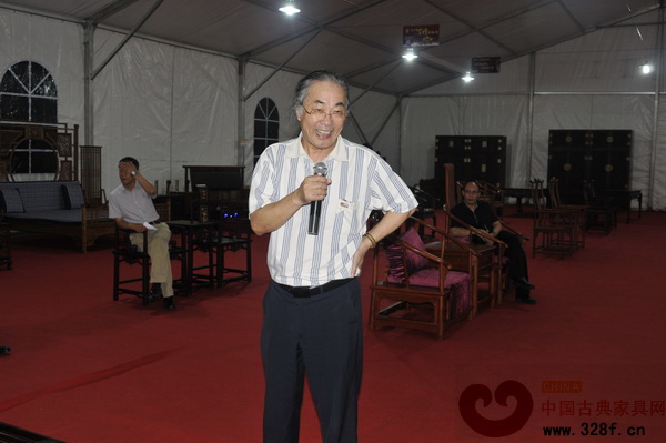 中國明式家具研究所所長濮安國教授正在進行總評