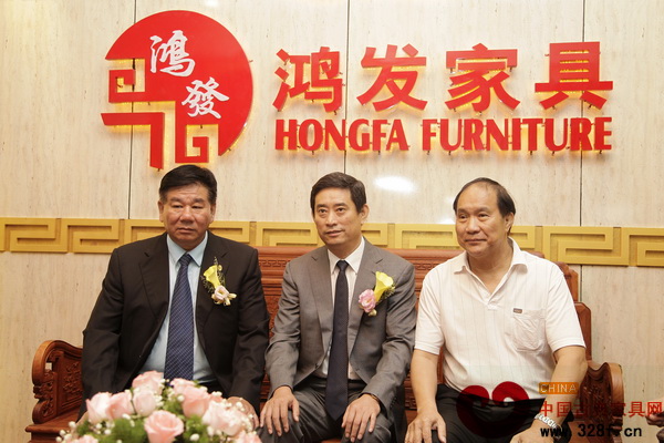 中國家具協(xié)會(huì)理事長(zhǎng)朱長(zhǎng)嶺(中)蒞臨鴻發(fā)家具展館