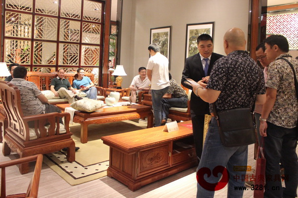 展會期間明堂紅木展館人氣火爆