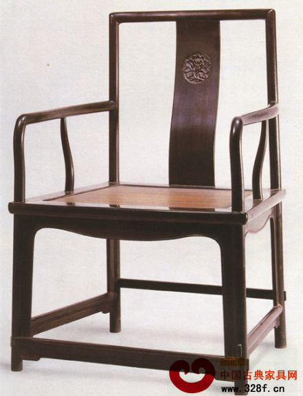 明代紫檀牡丹紋扇面形南官帽椅,此椅四件一堂,尺寸碩大,堪稱明前期紫檀家具的無上精品