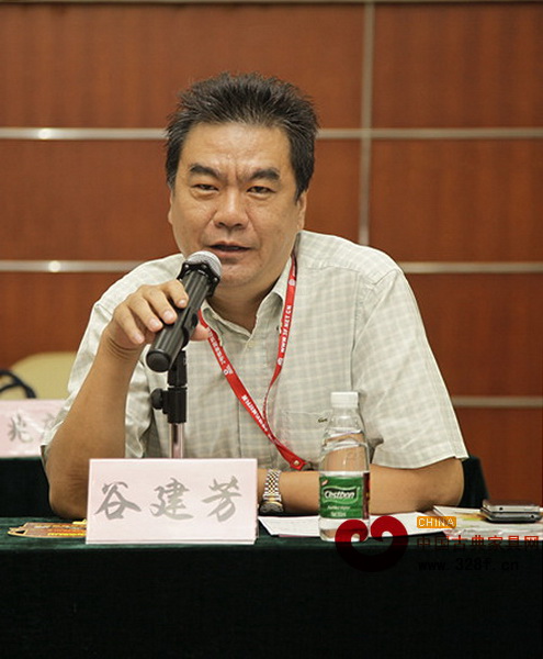 深圳祥利工藝傢俬有限公司營銷總監(jiān)谷建芳在論壇上發(fā)言