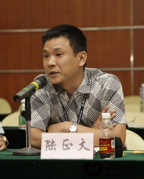 萬(wàn)盛宇紅木副董事長(zhǎng)陸正大在論壇上發(fā)言
