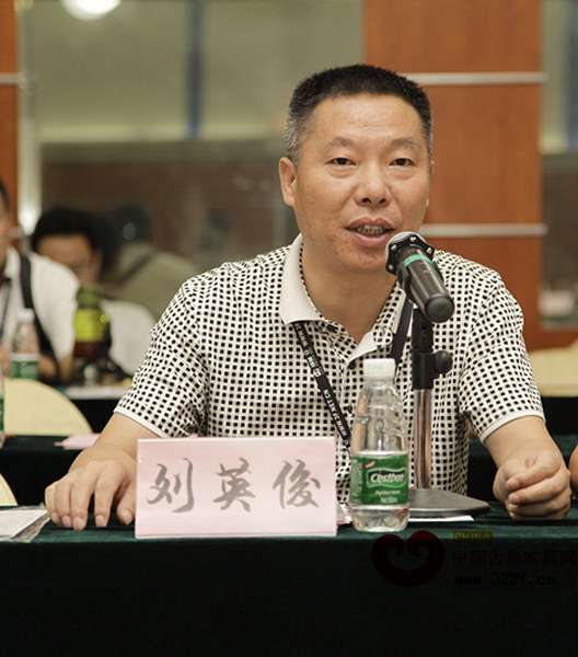 合肥泰森紅木館董事長劉英俊在論壇上發(fā)言
