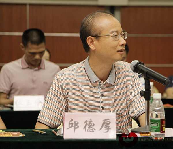 新會古典家具行業(yè)協(xié)會會長邱德厚在論壇上發(fā)言