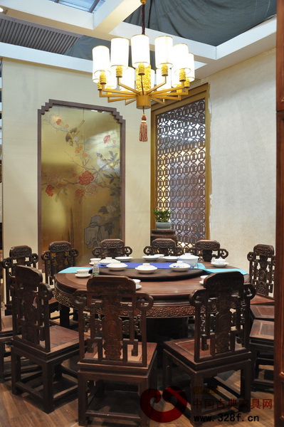 老字號君宇恒業(yè)紅在中國深圳(國際)紅木家具藝術(shù)展上展出的家具精品