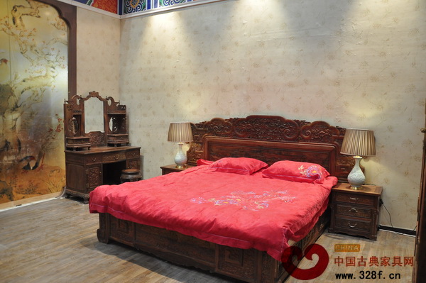 老字號君宇恒業(yè)紅的家具精品展現(xiàn)出濃厚的宮廷氣氛