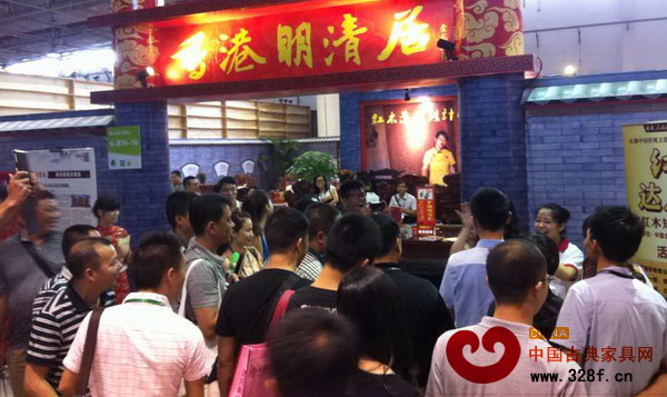 東莞名家具展期間在明清居展館舉辦的“紅木達(dá)人秀”活動(dòng)