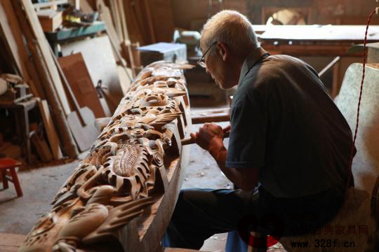 一塊普通的木料在傅德雄的手下變成精美絕倫的藝術(shù)品