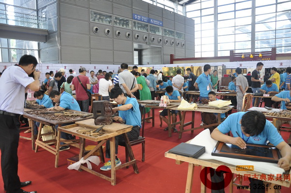 第二屆職業(yè)技能競賽紅木雕刻團(tuán)體賽比賽現(xiàn)場百名大師同臺(tái)競技