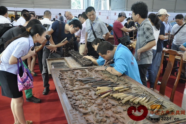 紅木雕刻團(tuán)體大賽現(xiàn)場吸引了眾多觀眾參觀