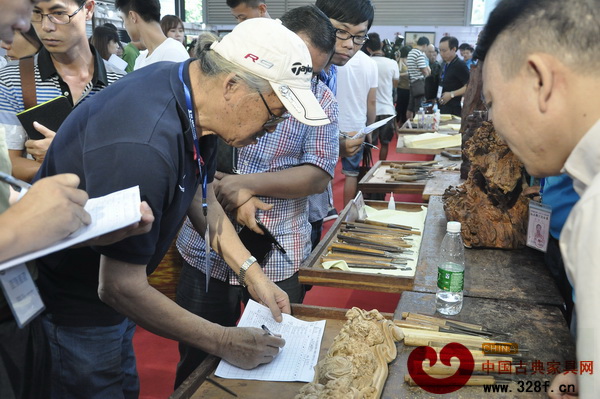 中國一級(jí)美術(shù)師、原深圳市雕塑院院長滕文金(左)現(xiàn)場對雕刻作品進(jìn)行評分